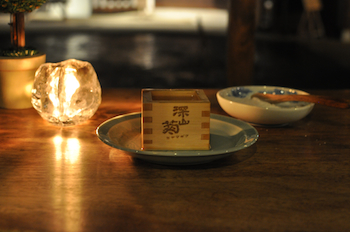 Sake en vaso de madera